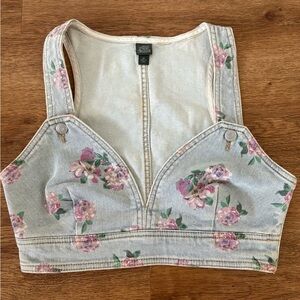 Women’s Cropped Denim Vest. Light Wash w Floral Pattern.
